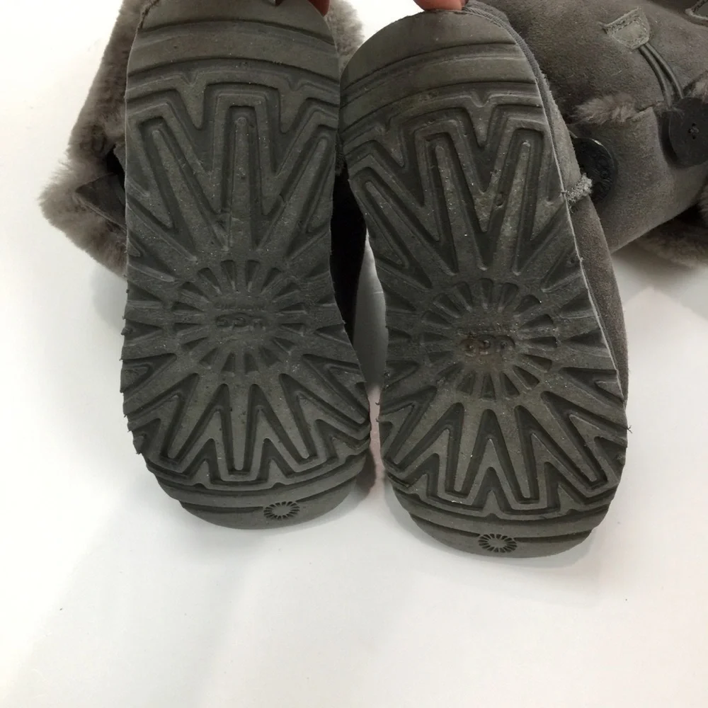 Uggs Bailey Button Triplet Boots in Grey Size 5
